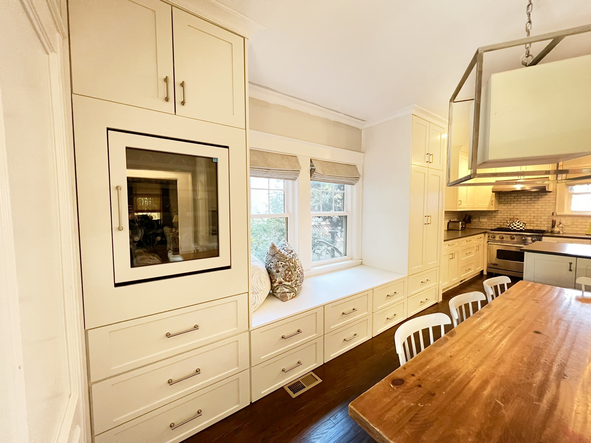 white luxury kitchen lounge